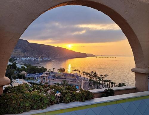 a view of the ocean from a balcony with a sunset at Acogedor apartamento recién reformado en el puerto deportivo de Aguadulce in Aguadulce