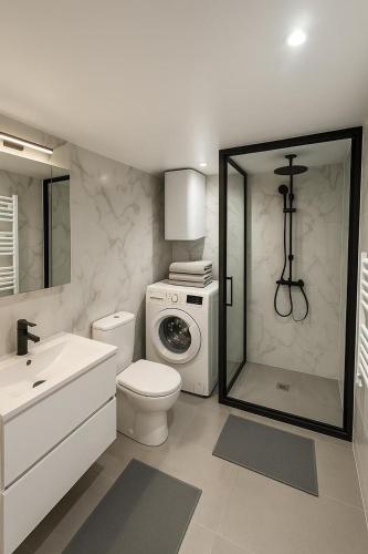 La salle de bains est pourvue de toilettes et d'un lave-linge. dans l'établissement Sea Side, Modern, Nice Promenade, à Nice