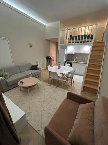 un salon avec un canapé et une table dans l'établissement Sea Side, Modern, Nice Promenade, à Nice