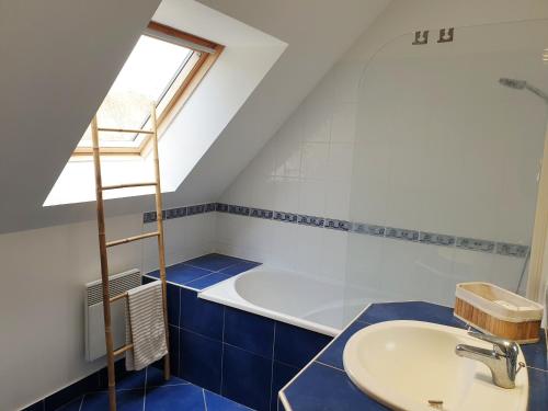 une salle de bain avec un lavabo et une baignoire dans l'établissement DRUIDES 2 - Appartement Carnac-Plage - T85, à Carnac