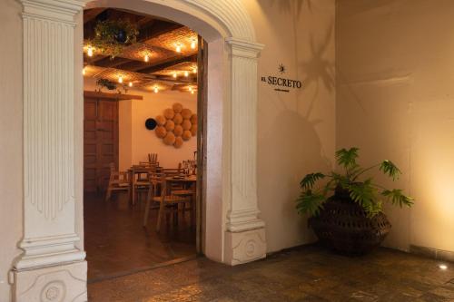 an archway leading to a dining room with a table at Casa del Alma Hotel Boutique & Spa in San Cristóbal de Las Casas