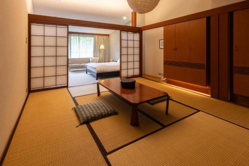 a living room with a coffee table and a couch at シーザー強羅クラブ箱根 Caesar Gora in Gora