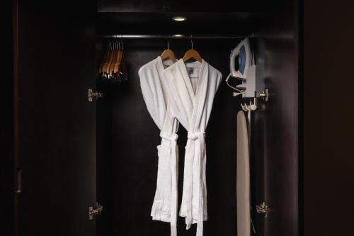 a group of white towels hanging on a rack at Casa del Alma Hotel Boutique & Spa in San Cristóbal de Las Casas
