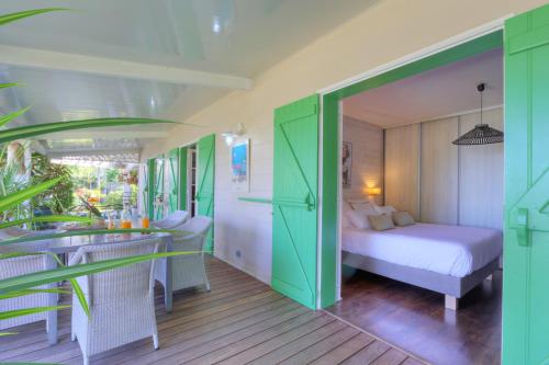 Ένα ή περισσότερα κρεβάτια σε δωμάτιο στο Villa Emeraude Montvert - classée 4 étoiles, climatisée avec piscine