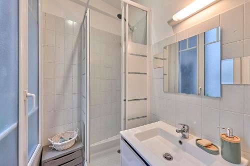 une salle de bain avec un lavabo et une douche dans l'établissement L'Augustine - Wifi - 15ème - St Lambert, à Paris