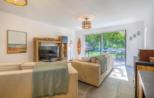 un salon avec un canapé et une télévision dans l'établissement Gorgeous Home In Semussac With Wifi, à Sémussac