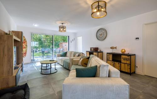 Χώρος καθιστικού στο Gorgeous Home In Semussac With Wifi