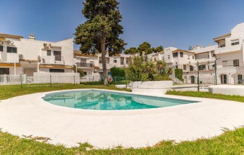 einen Pool in einem Hof mit Gebäuden im Hintergrund in der Unterkunft Pet Friendly Apartment in El Puerto de Santa María