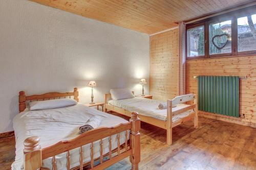 une chambre avec deux lits et une fenêtre dans l'établissement Spacious 4 Bedroom Apartment in Essert Romand, à Essert-Romand