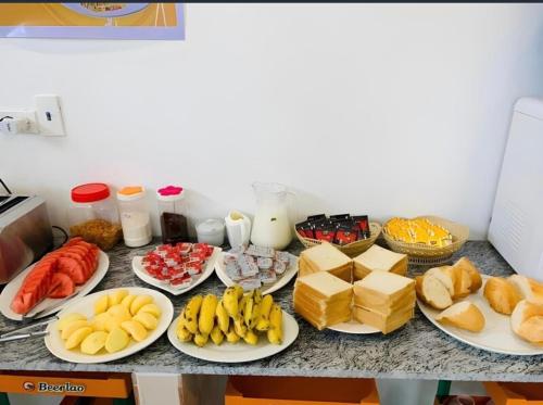 una tavola ricoperta di piatti di alimenti e formaggi di Hana VangVieng Hotel a Vang Vieng
