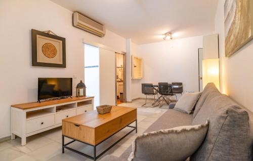 ein Wohnzimmer mit Sofa und Fernseher in der Unterkunft Pet Friendly Apartment in El Puerto de Santa María