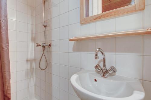 une salle de bain blanche avec un lavabo et une douche dans l'établissement Spacious 4 Bedroom Apartment in Essert Romand, à Essert-Romand