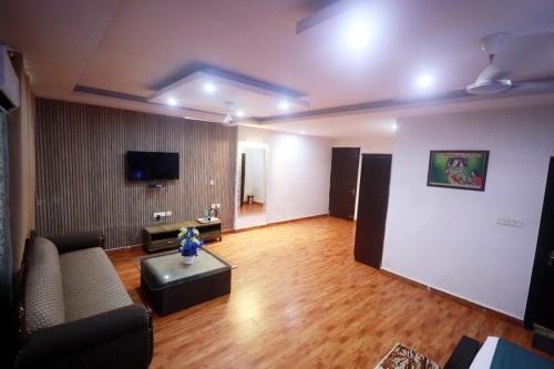 a living room with a couch and a table at Shanti Sewa Dham in Chhatikara