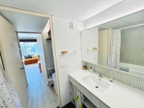 une salle de bain avec un lavabo et un miroir dans l'établissement Studio dans résidence privée paradisiaque, à Bandol