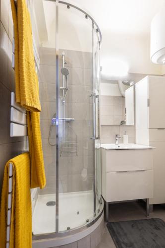 une salle de bain avec une douche en verre et un lavabo dans l'établissement Le Cézanne - Studio Hypercentre - Wifi - Train station, à Aix-en-Provence