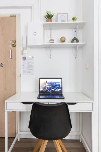 - un bureau blanc avec un ordinateur portable dans l'établissement Le Cézanne - Studio Hypercentre - Wifi - Train station, à Aix-en-Provence