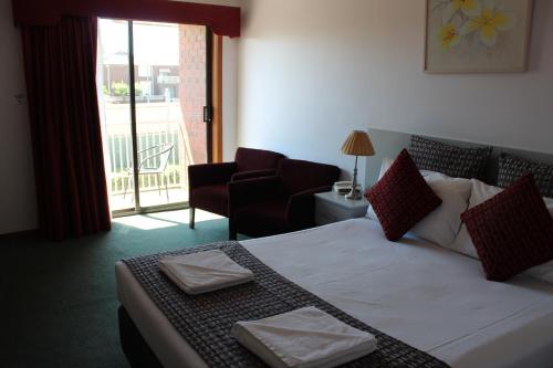 Letto o letti in una camera di Hume Villa Motor Inn UNDER NEW MANAGEMENT