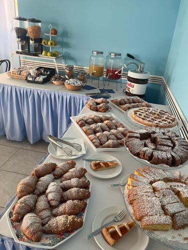 stół z różnymi rodzajami wypieków i deserów w obiekcie Hotel Adria Mare w Rimini