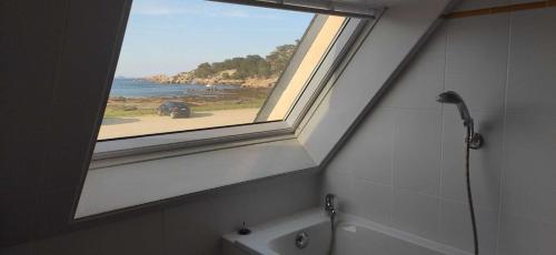 Photo de la galerie de l'établissement Villa avec Spa, WIFI, VUE MER sur la plage de Tourony à TREGASTEL - Réf 404, à Trégastel