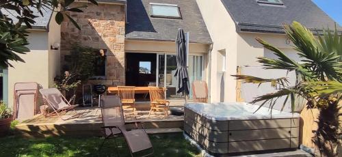 Photo de la galerie de l'établissement Villa avec Spa, WIFI, VUE MER sur la plage de Tourony à TREGASTEL - Réf 404, à Trégastel