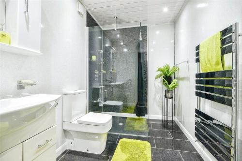 a bathroom with a shower and a toilet and a sink at Modern 3 bedroom 2 bathroom Free Wifi Central Location in Middlesbrough