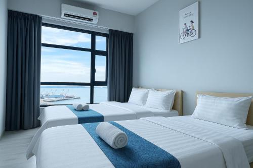 Postel nebo postele na pokoji v ubytování ENDLESS SUMMER Jesselton Quay Kota Kinabalu 來繕旅遊