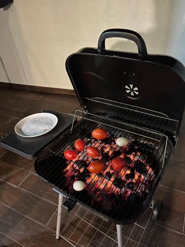 a grill with tomatoes and other food on it at Smart Home en Tlajomulco de Zúñiga in Santa Cruz de las Flores