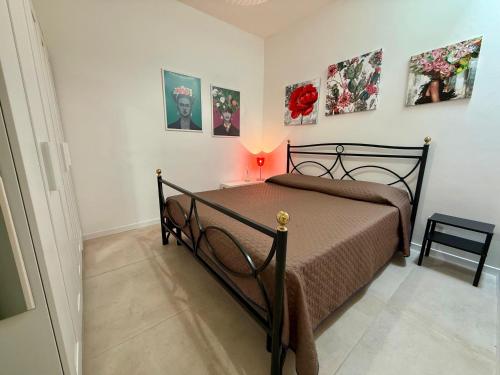 1 dormitorio con 1 cama con luz roja. en Residence Elite, en Grado