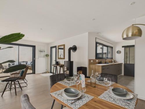 une salle à manger et un salon avec une table et des chaises dans l'établissement Jolie maison moderne - jacuzzi - terrasse pour 4, à Saint-Gilles-Croix-de-Vie