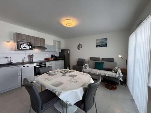 une cuisine et une salle à manger avec une table et des chaises dans l'établissement Appt 2 pièces - 2 couchages LA ROCHELLE - LR140-401, à La Rochelle