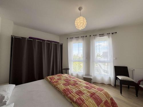 une chambre avec un lit et une grande fenêtre dans l'établissement Appt 2 pièces - 2 couchages LA ROCHELLE - LR140-401, à La Rochelle
