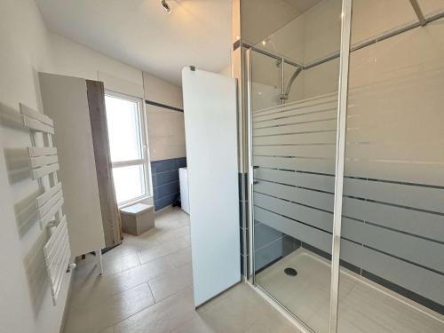 une salle de bain avec une douche avec une porte vitrée dans l'établissement Appt 2 pièces - 2 couchages LA ROCHELLE - LR140-401, à La Rochelle