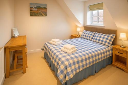 a small bedroom with a bed and a desk at Elegant 2BD Townhouse in Thirsk: Cozy & Stylish in Thirsk