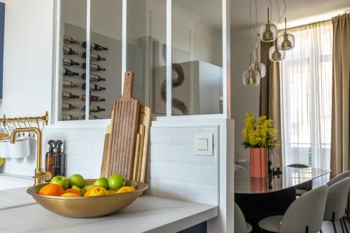 a bowl of fruit on a counter in a kitchen at Maison Baron - Bourgeois Residence 1h30 from Paris in Boiscommun