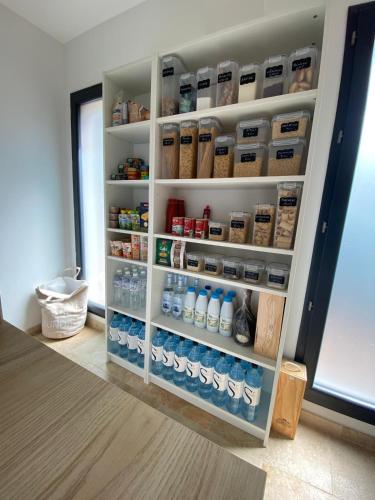 - un réfrigérateur rempli de nombreuses bouteilles d'eau dans l'établissement Villa with sea and mountain views, à Conca