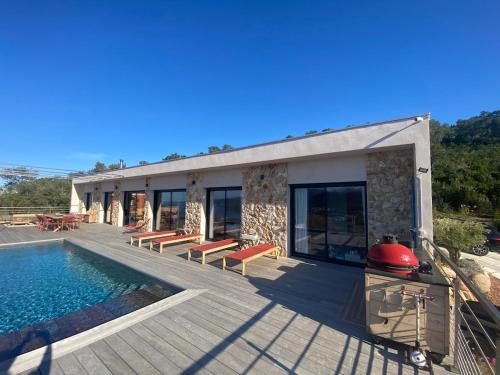 une maison avec une piscine sur une terrasse dans l'établissement Villa with sea and mountain views, à Conca