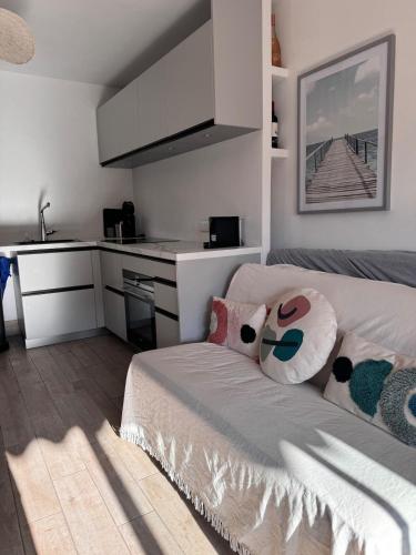 - une chambre avec une cuisine et un lit avec des oreillers dans l'établissement Azur évasion, à Sainte-Maxime