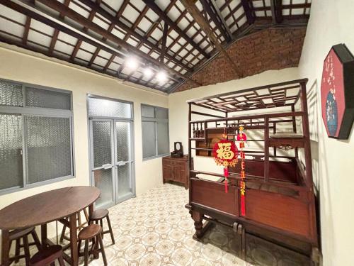 ein Zimmer mit einem Bett und einem Tisch und Stühlen in der Unterkunft whitecoatox in Zhushan