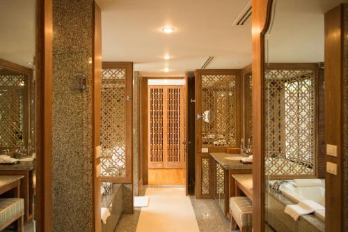 Un baño de Trisara Villas & Residences Phuket
