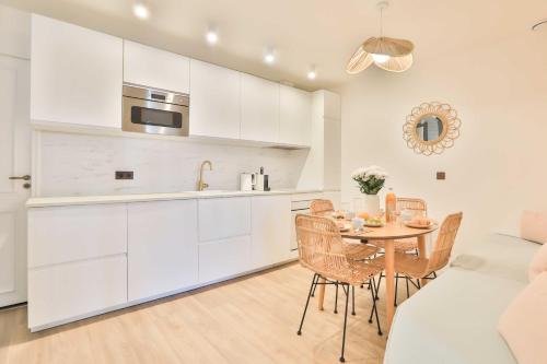 une cuisine et une salle à manger avec une table et des chaises dans l'établissement Nice 2 bed flat - Hyper centre St Tropez, à Saint-Tropez