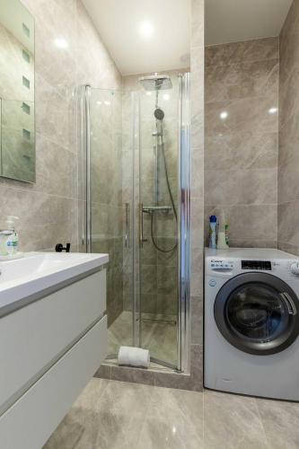 La salle de bains est pourvue d'un lave-linge et d'une douche. dans l'établissement Studio sleeps 4 with terrace, 500m Place Morny, à Deauville