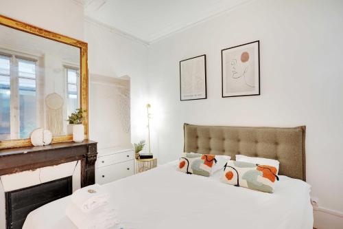 une chambre avec un lit et un miroir dans l'établissement Cosy studio - 2P - Place de la Concorde, à Paris