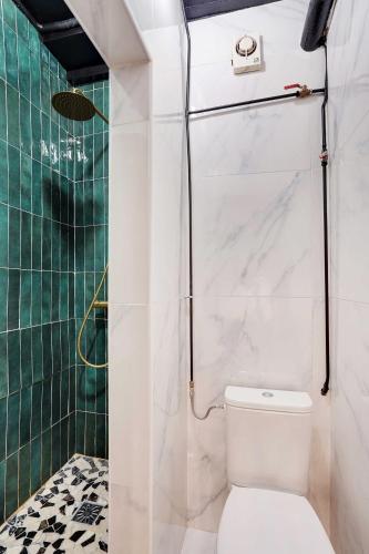 une salle de bain avec toilettes et douche dans l'établissement Cosy studio - 2P - Place de la Concorde, à Paris