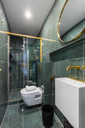une salle de bain avec toilettes, douche et miroir dans l'établissement House with terrasse - 3BR-8P - Sacré Coeur, à Paris