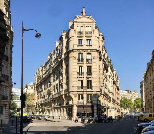 wysoki biały budynek przy ulicy miejskiej w obiekcie Elegant apartment - 2BR-5P - Champs de Mars w Paryżu