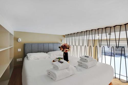 une chambre d'hôtel avec un lit, des serviettes et des fleurs dans l'établissement Elegant apartment - 2BR-5P - Champs de Mars, à Paris