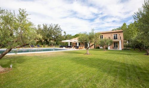 une cour avec une piscine et une maison dans l'établissement Sumptuous Villa facing the Bay of Canebiers, à Saint-Tropez