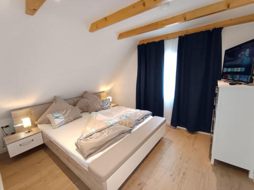 a white bed in a room with a window at Ferienwohnung Kiekut in Kappeln an der Schlei in Kappeln