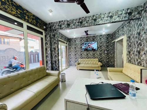 TV a/nebo společenská místnost v ubytování Hotel Sani
