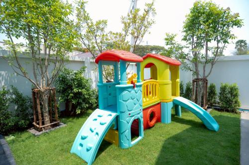 a childs play set in a yard at Ongsa Poolvilla At Udonthani in Ban Dong Saphang